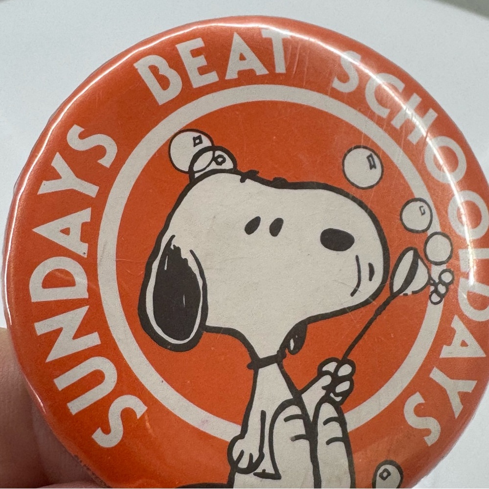 Vintage 1971 Snoopy Button Pin – “Sundays Beat Schooldays” – Peanuts Collectible - Picture 3 of 6